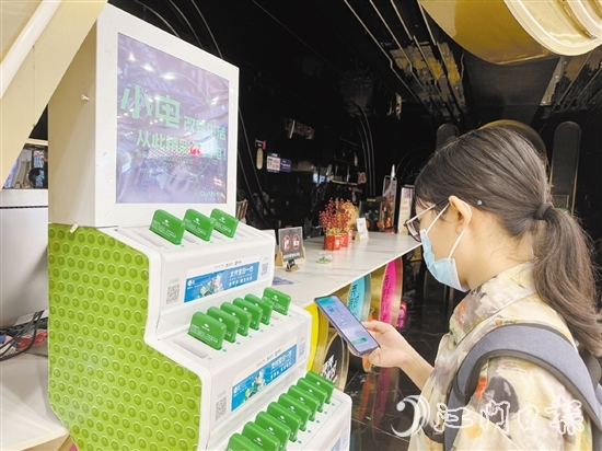 市民在使用共享充電寶。