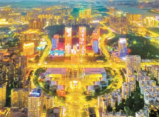 環(huán)五邑華僑廣場商圈夜色璀璨，這個(gè)商圈區(qū)域范圍約110萬平方米，包括江門萬達(dá)廣場、江門大融城、中天新地廣場等多個(gè)大型商業(yè)綜合體，集購物、餐飲、住宿、休閑、娛樂等多元文旅業(yè)態(tài)于一體，年均人流量約3000萬人次，區(qū)域內(nèi)零售、餐飲類經(jīng)營主體約1000家，月均營業(yè)收入約1.8億元。
