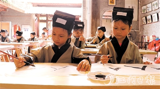 孩子們寫下“人”字，開筆破蒙。
