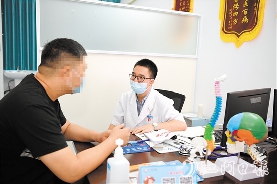 溫力生為疼痛患者看診。