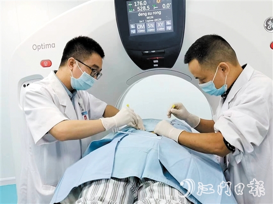 溫力生與林均練在CT引導(dǎo)下對(duì)患者進(jìn)行治療。
