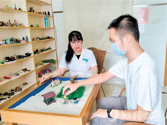 心理治療師為“開學(xué)綜合征”學(xué)生進(jìn)行沙盤治療。
