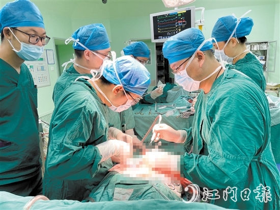 王廣闊和同事開展手術(shù)救治腹主動脈瘤破裂患者。