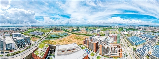江海區(qū)產(chǎn)業(yè)新城拔地而起，駛?cè)氚l(fā)展快車道。邱昱