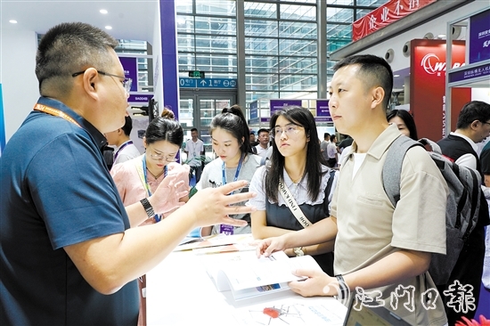 江海區(qū)招商干部在深圳展會招商。何榕