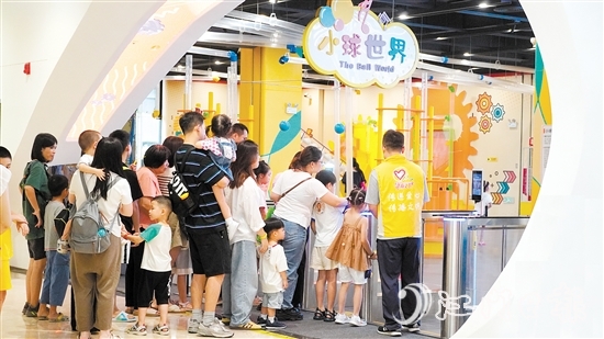 近年來，江海區(qū)人口大幅增長。區(qū)科技館深受家長和小朋友的歡迎。陳嬋