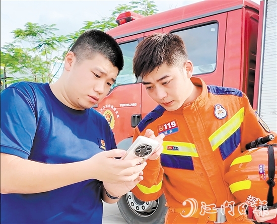 陳澎指導(dǎo)同事在新媒體平臺(tái)進(jìn)行消防宣傳。