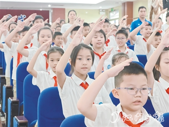 江華小學(xué)學(xué)生在開學(xué)典禮上齊唱《驕傲的少年》，鼓勵(lì)自己成為生活和學(xué)習(xí)中的冠軍。郭永樂(lè)