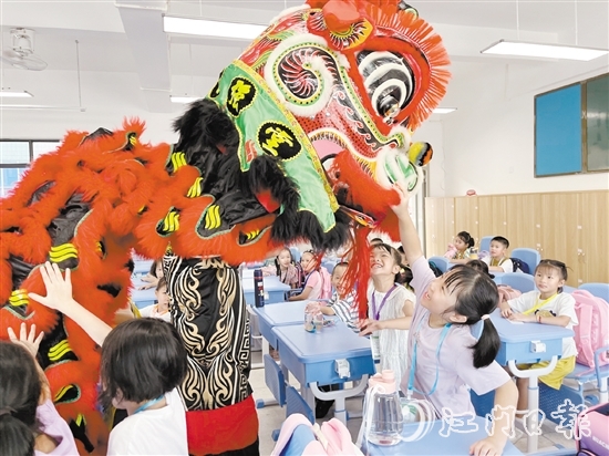 鶴山一中附小邀請(qǐng)醒獅隊(duì)到課室送祝福，學(xué)生與醒獅進(jìn)行互動(dòng)。陳佩筠