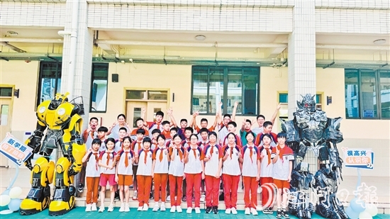 臺(tái)山碧桂園學(xué)校老師化身變形金剛迎接學(xué)生到校。
