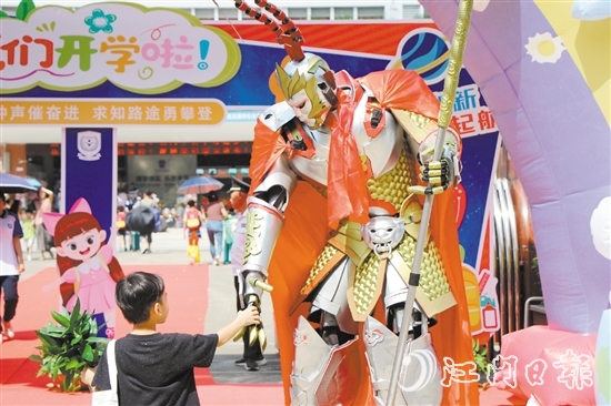 鶴山碧桂園學(xué)校老師扮演孫悟空迎接學(xué)生到校。