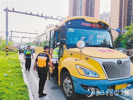 江門市輕騎兵交通志愿服務(wù)隊(duì)志愿者和交警走上校車開展交通安全宣傳。