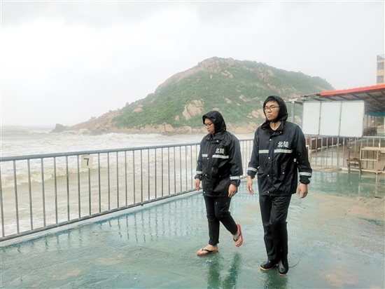 風急浪高，北陡鎮(zhèn)工作人員加強對野灘的巡查力度。趙可義