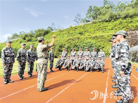 預(yù)定新兵頭頂烈日，在教練員的指揮下進(jìn)行訓(xùn)練。