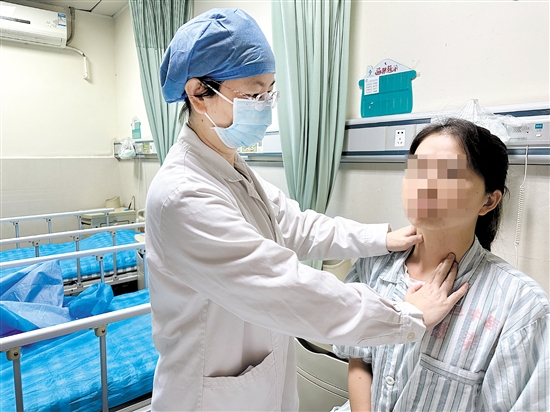 醫(yī)生幫患者檢查甲狀腺。