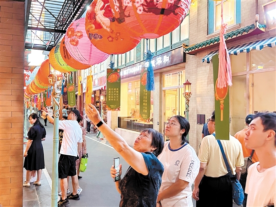 市民游客在中國(guó)僑都華僑華人博物館猜燈謎。
