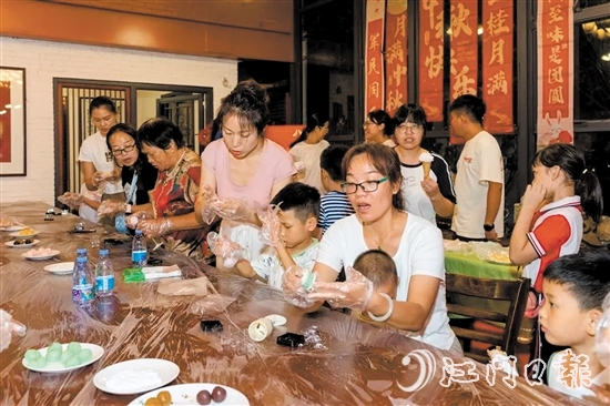 活動(dòng)中，軍人軍屬體驗(yàn)制作冰皮月餅。