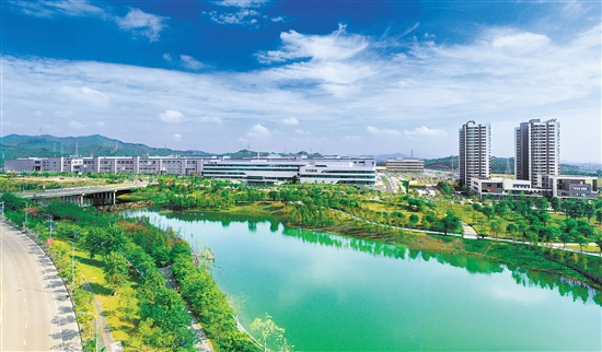新會(huì)智造產(chǎn)業(yè)園鳳山湖園區(qū)納入江門(mén)市大型產(chǎn)業(yè)集聚區(qū)北組團(tuán)范圍，是中歐（江門(mén)）中小企業(yè)國(guó)際合作區(qū)的重要組成部分，同時(shí)納入省產(chǎn)業(yè)轉(zhuǎn)移工業(yè)園管理，已落戶項(xiàng)目7個(gè)（投試產(chǎn)項(xiàng)目4個(gè)），2023年實(shí)現(xiàn)規(guī)上工業(yè)產(chǎn)值約22.65億元。