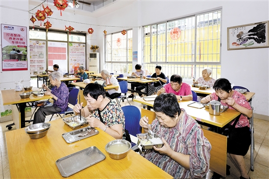 北門(mén)社區(qū)長(zhǎng)者食堂是新會(huì)區(qū)首家投入運(yùn)營(yíng)的長(zhǎng)者食堂，由維達(dá)慈善基金會(huì)資助。目前，會(huì)城街道共有3家社區(qū)長(zhǎng)者食堂，解決了100多名長(zhǎng)者每天的膳食問(wèn)題。