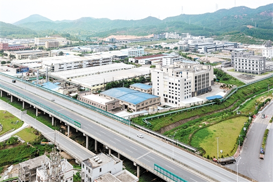 2019年以來(lái)，位于古井鎮(zhèn)的珠西新材料集聚區(qū)共引進(jìn)企業(yè)項(xiàng)目30個(gè)，現(xiàn)有規(guī)模以上企業(yè)22家，2023年實(shí)現(xiàn)規(guī)模以上工業(yè)總產(chǎn)值約64億元。