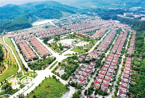 2023年，會(huì)城街道奇榜村集體收入突破6000萬(wàn)元。圖為奇榜新村按園林小區(qū)模式整體規(guī)劃、統(tǒng)一標(biāo)準(zhǔn)建設(shè)的401幢農(nóng)民別墅。