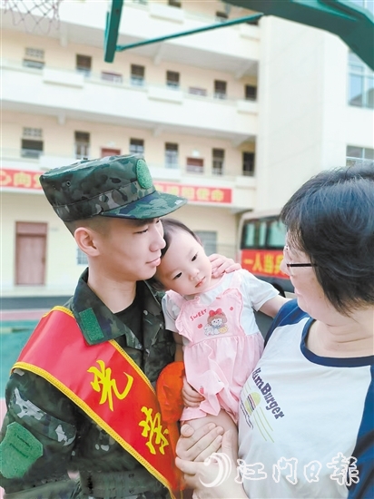 張城昊與依依不舍的妹妹。