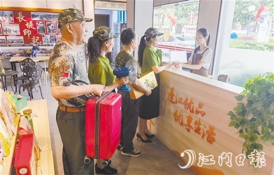 退役軍人們走進(jìn)“蓬江優(yōu)品”青年廣場店選購商品。