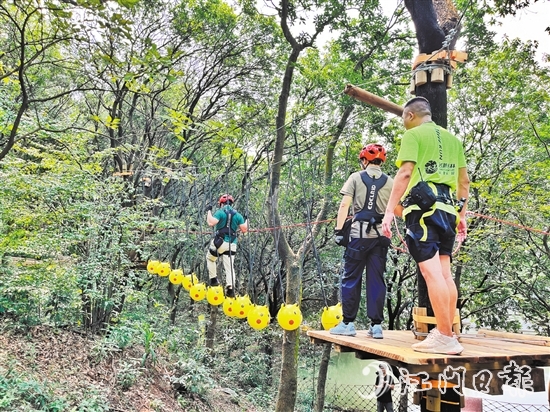 游客在工作人員的指導(dǎo)下，學(xué)習(xí)相關(guān)安全知識(shí)，現(xiàn)場(chǎng)體驗(yàn)部分游玩項(xiàng)目。