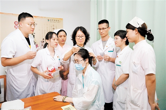 “簡(jiǎn)便驗(yàn)廉”的中醫(yī)藥服務(wù)，受到百姓歡迎。