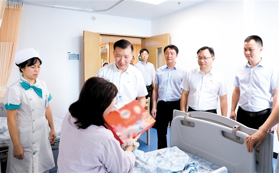 江門市人民醫(yī)院領(lǐng)導(dǎo)探望患者。