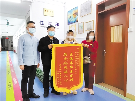 患者康復(fù)后向江門(mén)市結(jié)核病防治所贈(zèng)送錦旗表示感謝。