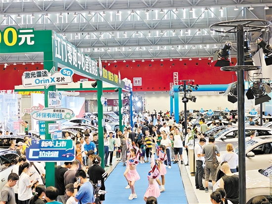 在2024江門“十一”國際車展現(xiàn)場，人們忙著挑選心儀的靚車。
