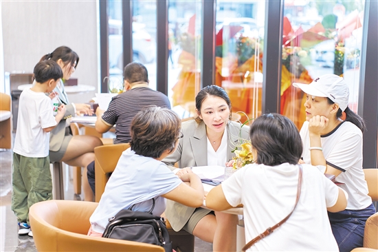 今年國(guó)慶假期，全市主要房地產(chǎn)項(xiàng)目認(rèn)購(gòu)近2300套,圖為銷售人員在接待客人。