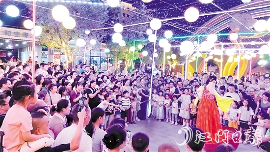 白水帶繽紛樂園內(nèi)，精彩節(jié)目層出不窮，吸引游客觀看。受訪者供圖