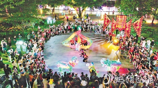 夜光龍在夜空中翻騰，金光閃閃，威武霸氣。付師華
