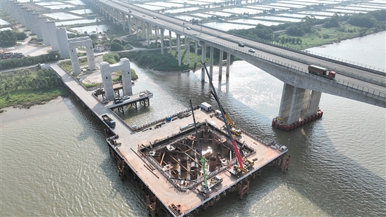 施工人員對深江鐵路跨虎跳門水道主橋17號主塔進(jìn)行混凝土封底灌注。