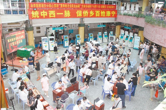 義診活動現(xiàn)場人頭攢動。