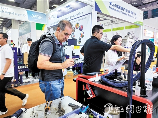 國外客商在安德激光展位參觀。