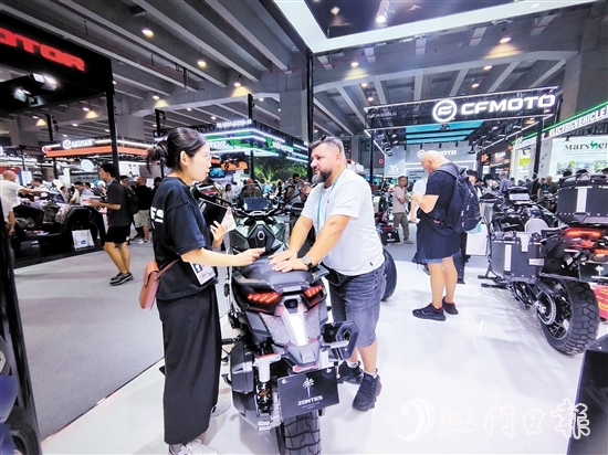 國外客商正在咨詢大冶摩托的新品。