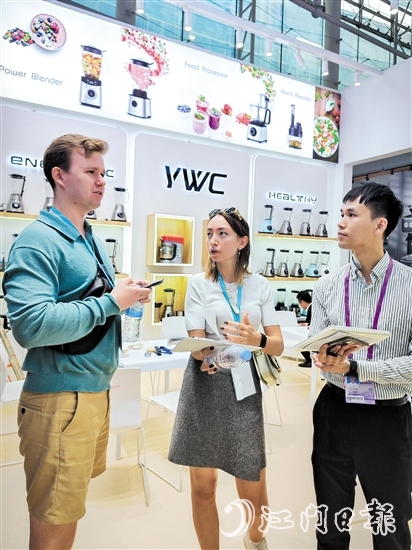 國外客商在裕威倡電器展位咨詢產(chǎn)品。