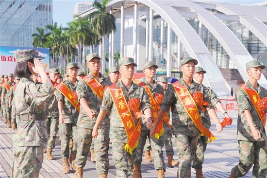 我市舉行隆重的新兵歡送儀式。朱磊磊