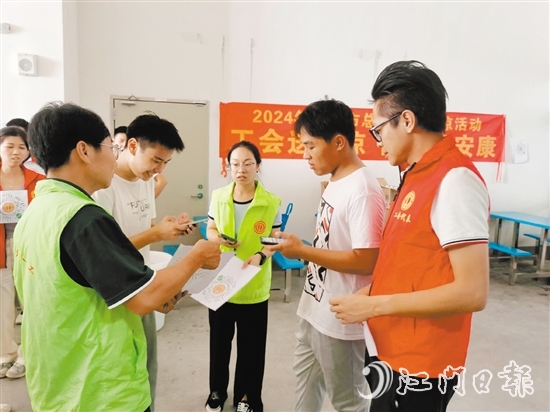 鶴山新業(yè)態(tài)工會(huì)代表積極開展政策宣傳。