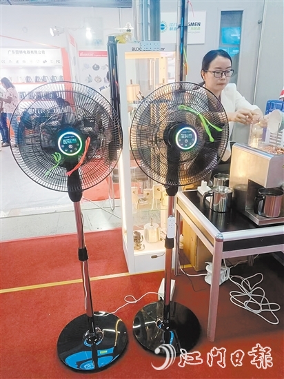路思拓的“七彩LED燈光+香薰盒+自帶電池”16寸無(wú)軸電機(jī)風(fēng)扇。
