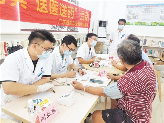 醫(yī)護(hù)人員耐心為優(yōu)撫對(duì)象檢查身體。