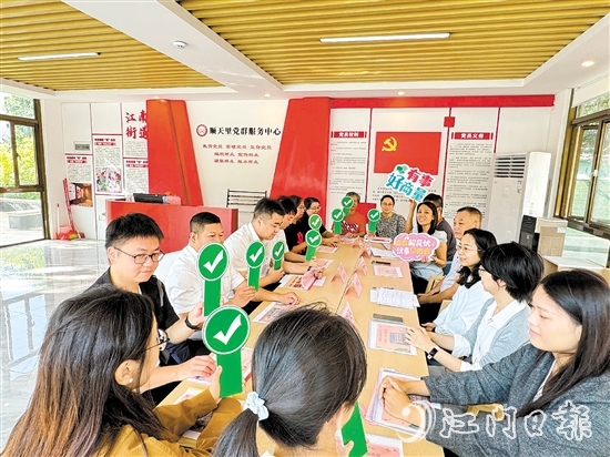 新市民在“新市民議事廳”上給社區(qū)治理提出意見建議。