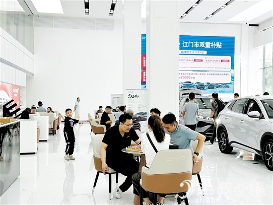 在汽車(chē)銷(xiāo)售門(mén)店，前來(lái)看車(chē)購(gòu)車(chē)的市民絡(luò)繹不絕。