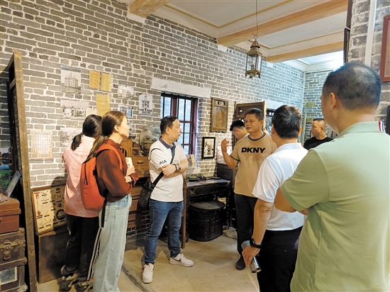 倉東遺產(chǎn)教育基地成為人們了解僑鄉(xiāng)歷史文化的一個(gè)平臺(tái)，經(jīng)常有人來這里參觀學(xué)習(xí)。