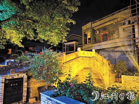 跨龍村歷史文化底蘊(yùn)深厚。圖為有著300余年歷史的跨龍橋“一河兩岸”景色。