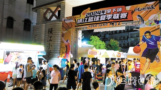 橫江“村BA”的賽場邊開設(shè)了美食夜市，讓觀眾既能看球賽，也能品美食。