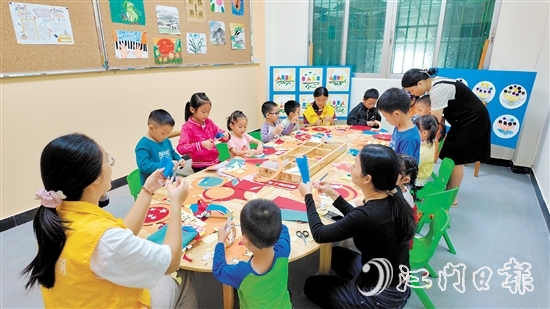 在威東村黨群服務(wù)中心的兒童多功能活動室，孩子們正在制作手工燈籠。